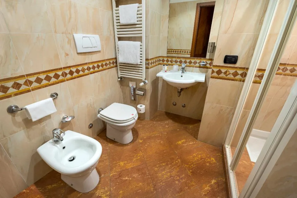 SINGLE STANDARD Room, Lancaster Hotel, Milan