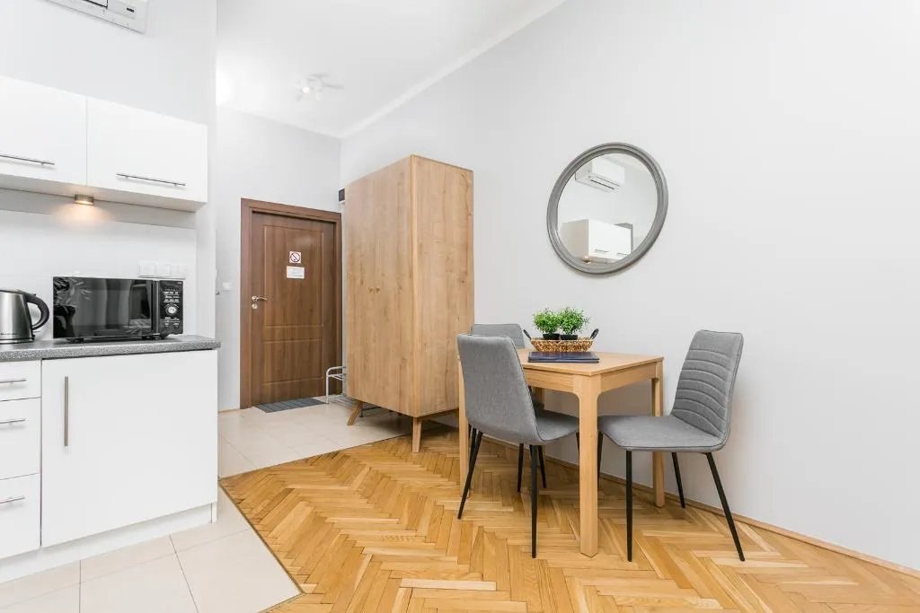 STUDIO CAPACITY 4 Room, Barbican House Apartments, Krakow