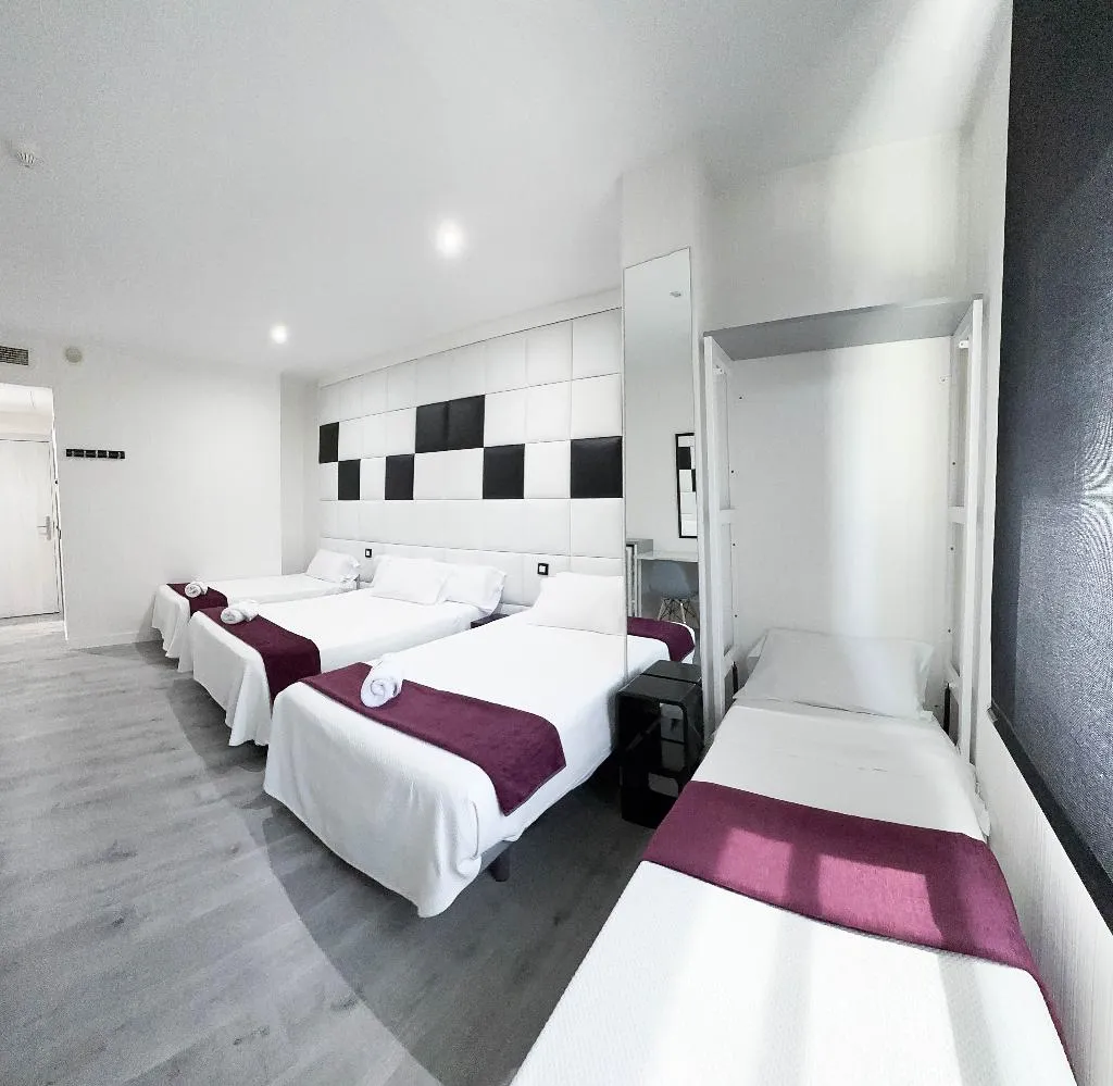 FAMILY ROOM CAPACITY 4 Room, Avenida de España, Madrid