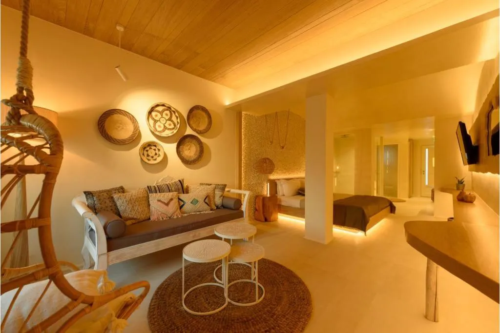 SUITE WITH JACUZZI Room, Divelia East Suites, Santorini
