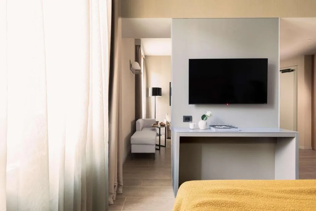 JUNIOR SUITE QUEEN SIZE BED Room, Hotel Cristoforo Colombo – Preferred Hotels & Res, Milan