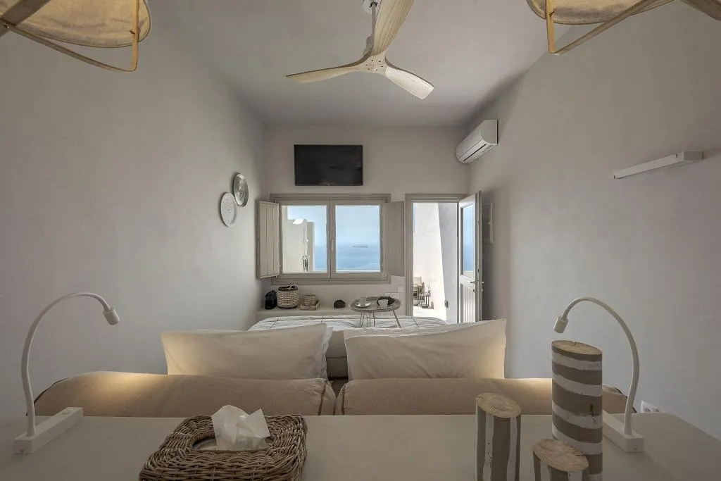 DOUBLE WITH JACUZZI Room, Grand View Hotel, Santorini
