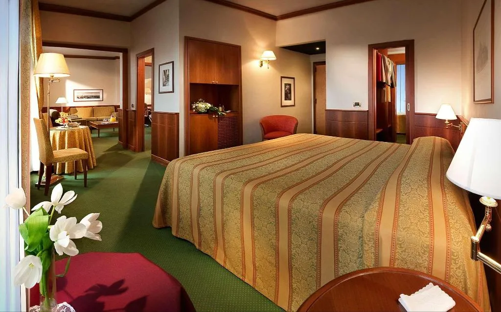 Room, Cavour, Milan