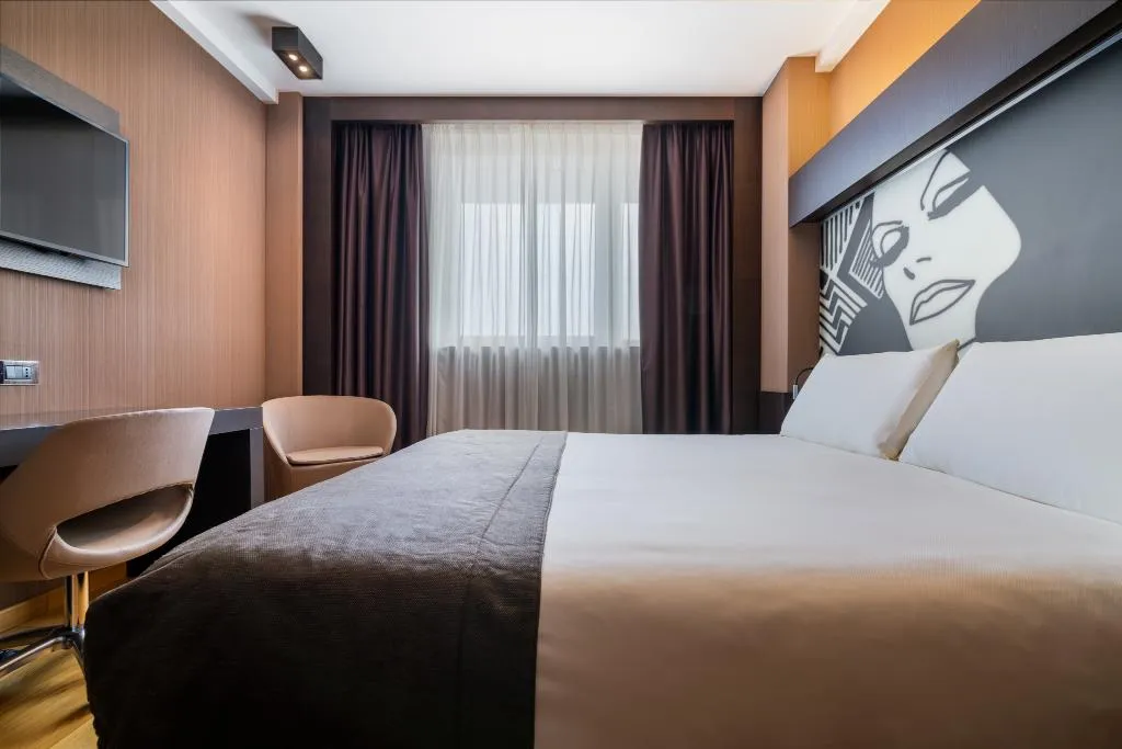 DOUBLE QUEEN SIZE BED Room, Crowne Plaza Milan City, Milan