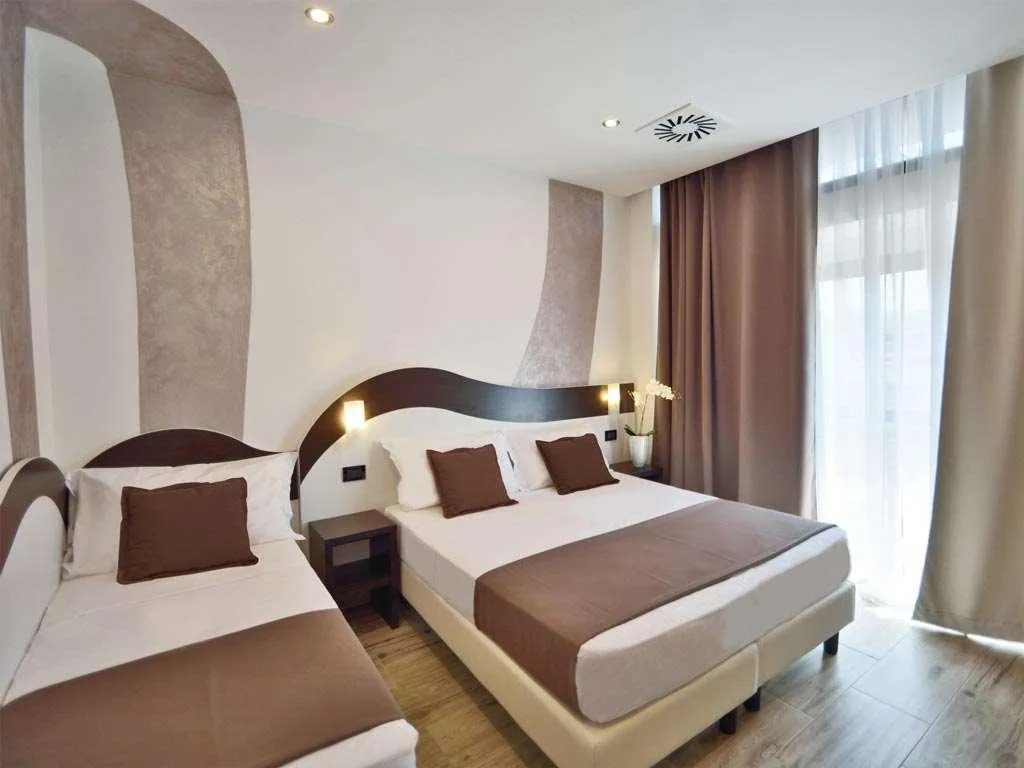 Room, Luxor Florence, Florence