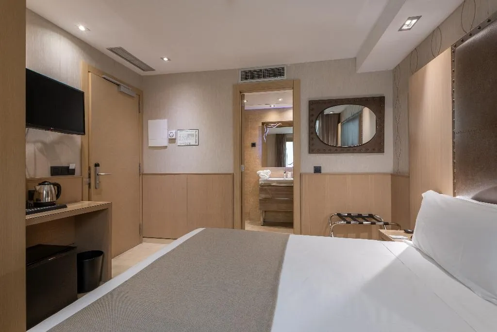 DOUBLE SINGLE USE STANDARD Room, Gran Hotel Barcino 4*S, Barcelona