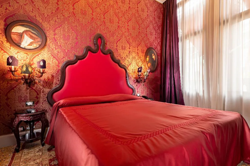 SUITE CANAL VIEW Room, Palazzetto Madonna, Venice