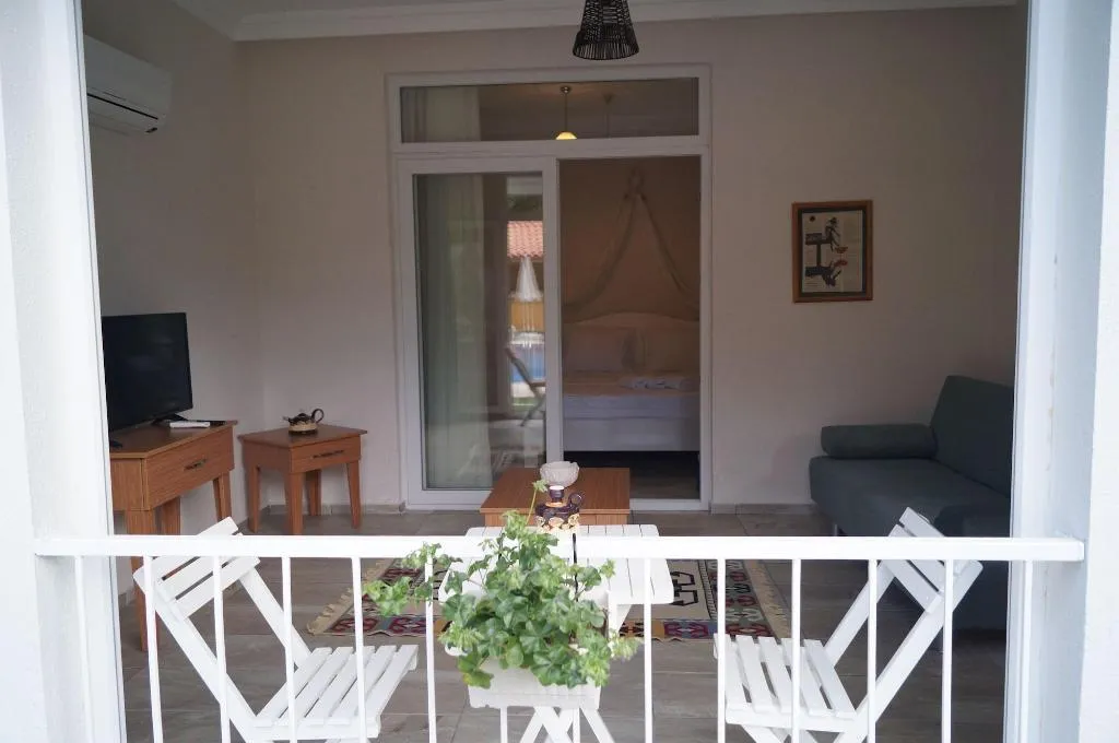 Room, Grandma's Garden, Dalaman