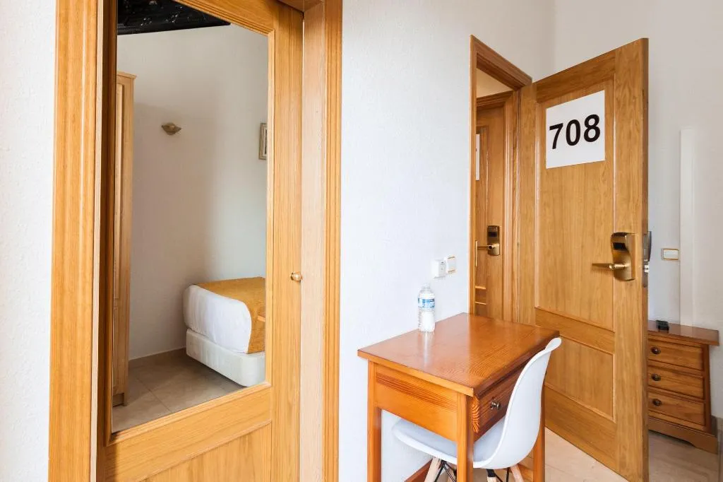 Room, Josefina Hostal, Madrid