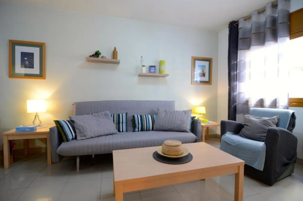 APARTMENT CAPACITY 6 TWO BEDROOMS Room, Mestral, Costa Brava