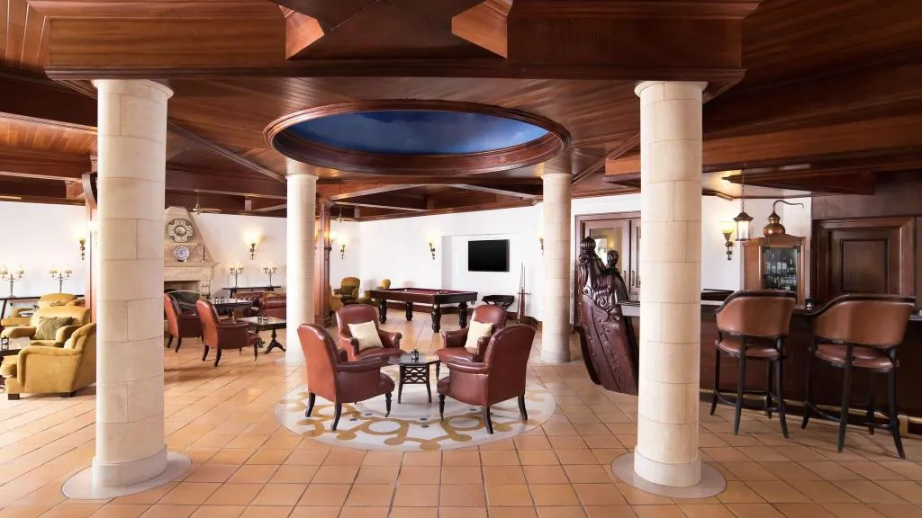 Bar, Pine Cliffs Resort, Algarve