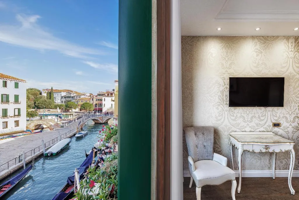 Room QUEEN SIZE BED Room, Hotel Olimpia Venice, BW Signature Collection, Venice