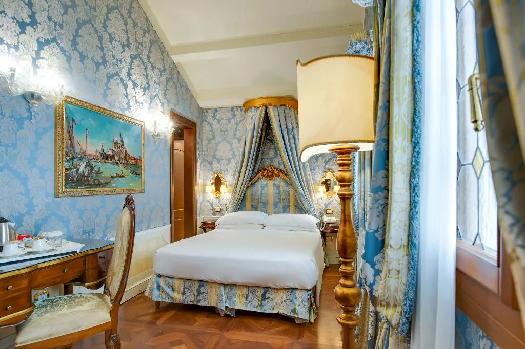Double or Twin CAPACITY 2 Room, Canal Grande, Venice