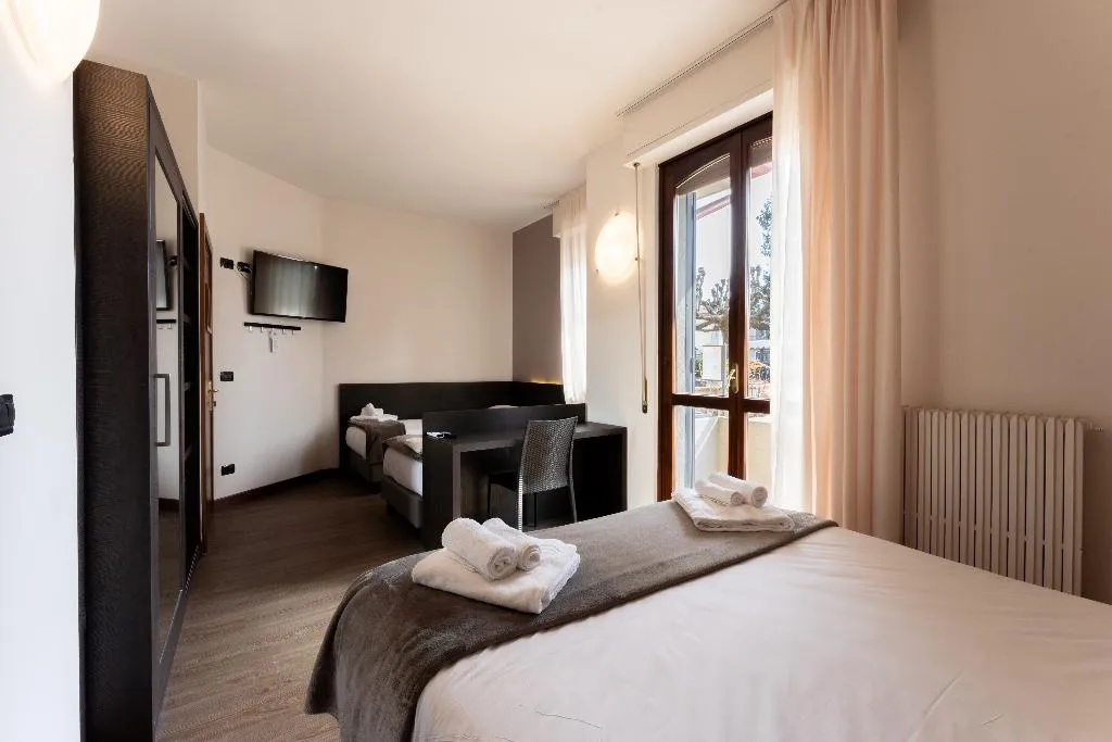 QUADRUPLE CLASSIC Room, Hotel Gardenia Sirmione, Milan
