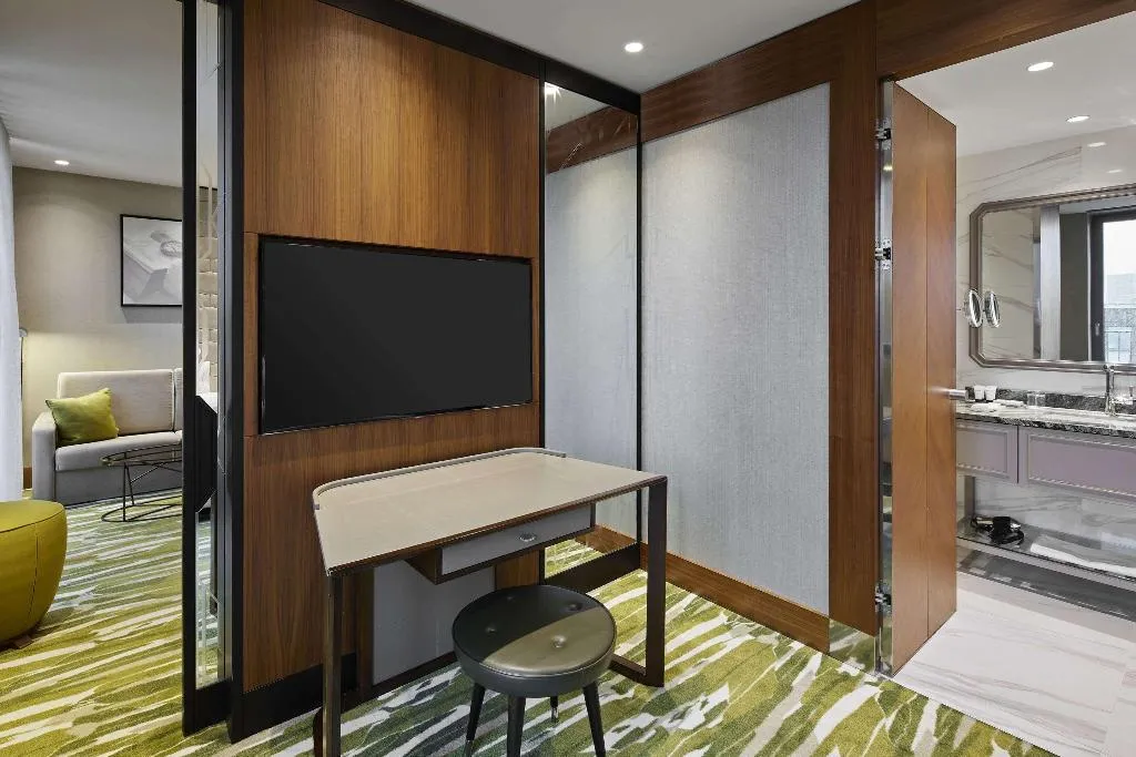 JUNIOR SUITE ONE BED Room, Titanic Chaussee Berlin, Berlin