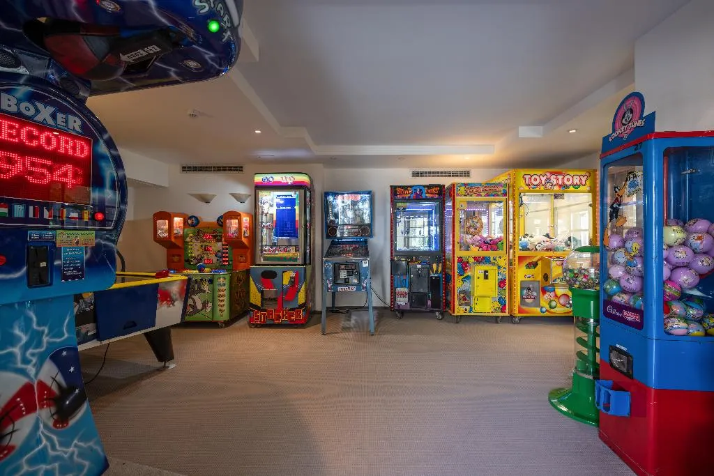 Sports and Entertainment, Minos, Crete