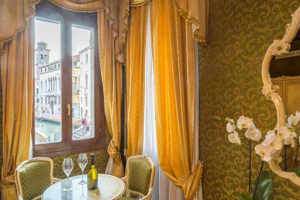 JUNIOR SUITE CANAL VIEW Room, Palazzo Guardi, Venice