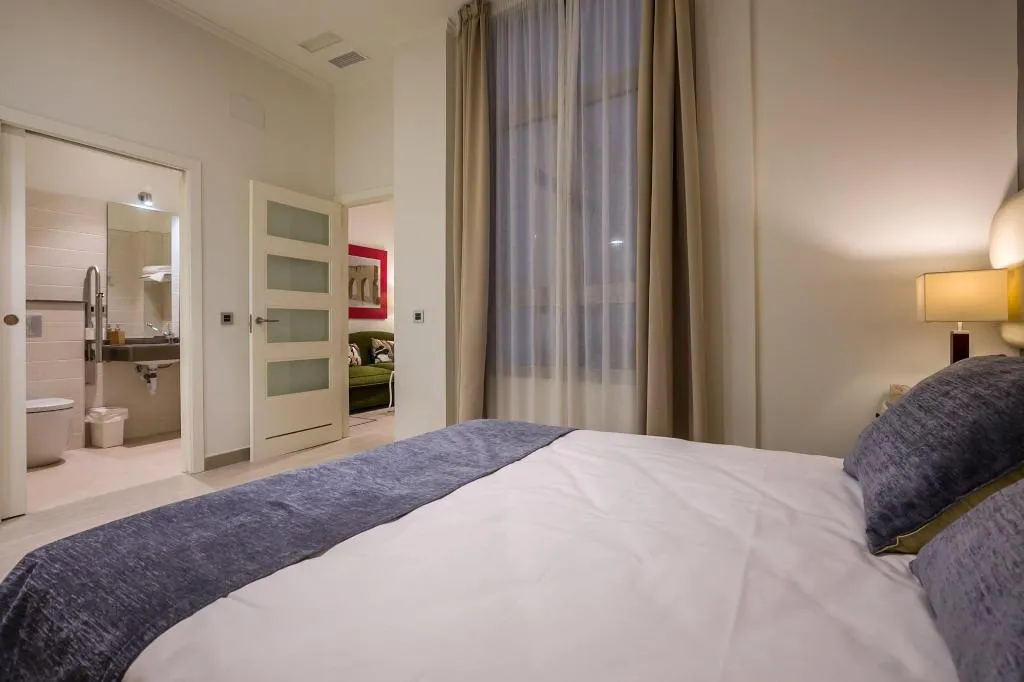 Room, Puerta Catedral Vinuesa15, Seville