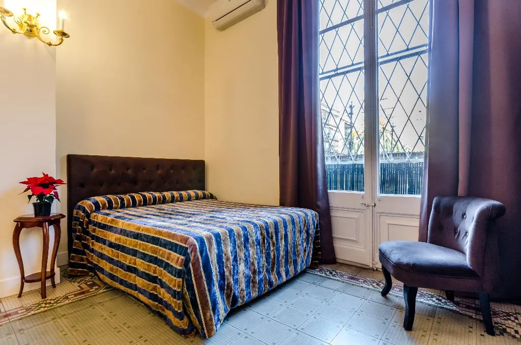 QUADRUPLE ONE BEDROOM TWO BATHROOMS Room, Victoria Palace, Barcelona