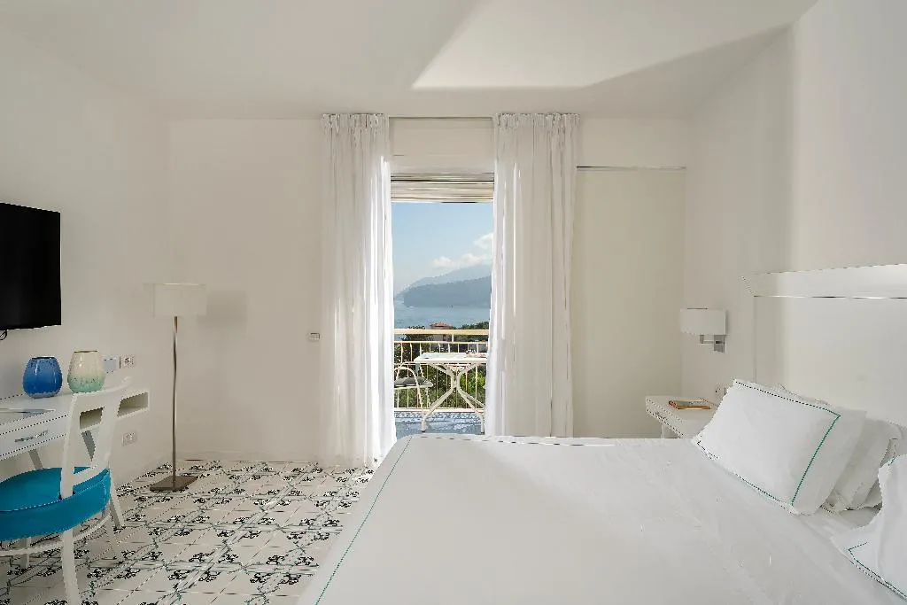 DOUBLE SUPERIOR SEA VIEW Room, Grand Hotel Vesuvio, Naples