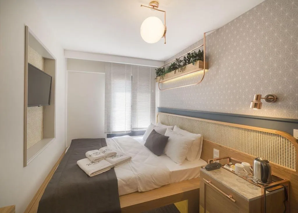Room, Viva La Vita, Izmir