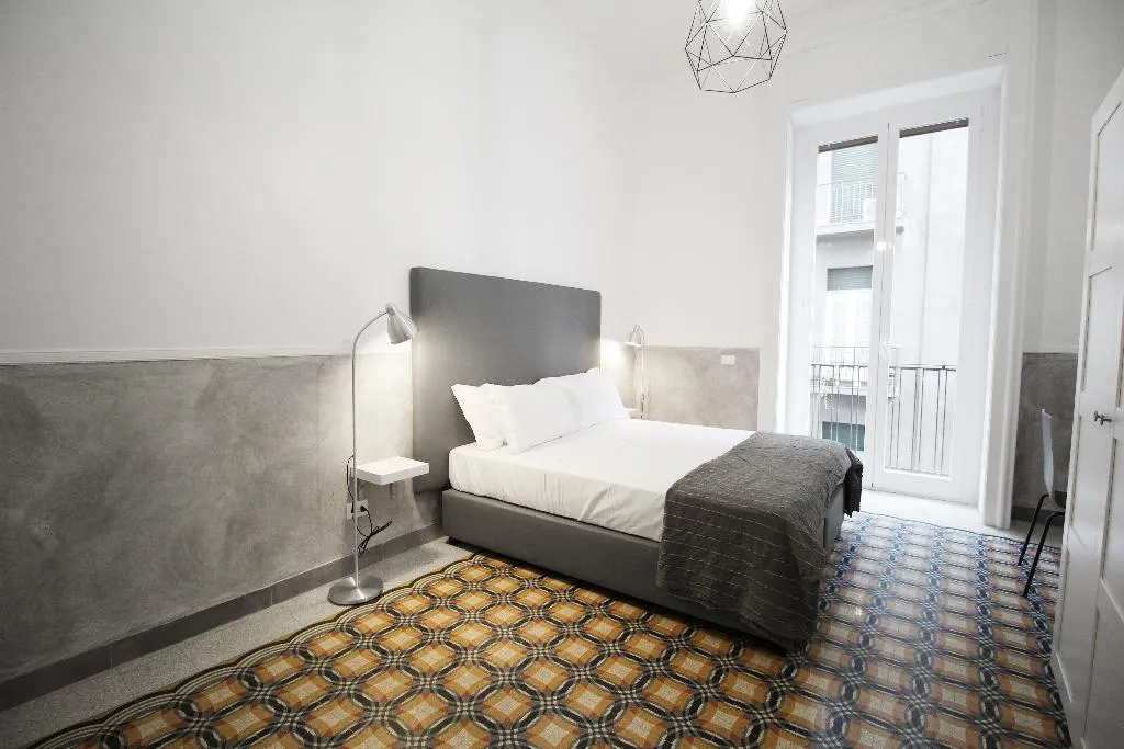 Room, Toledostop, Naples