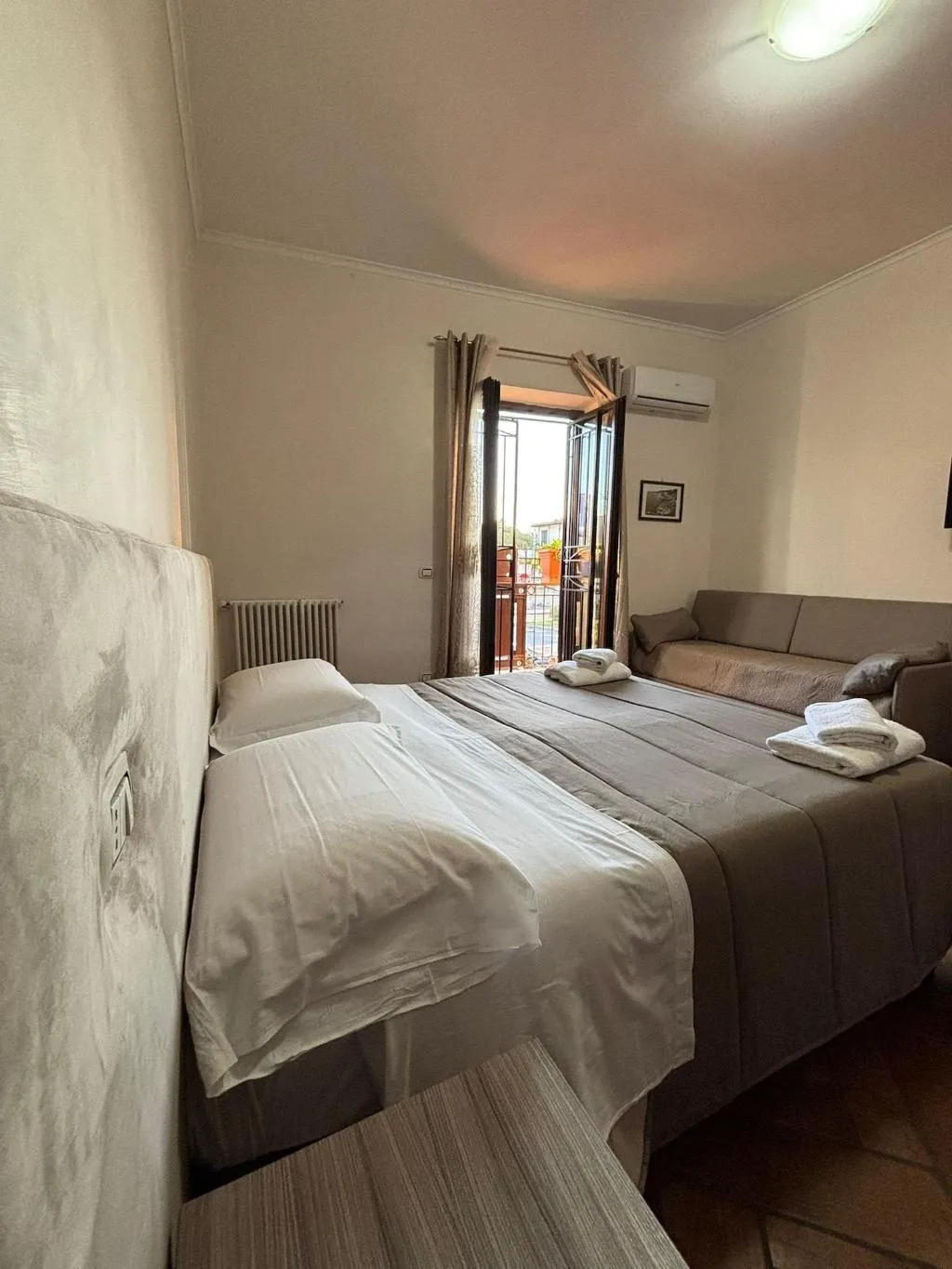 Room, Home To Fly, Naples