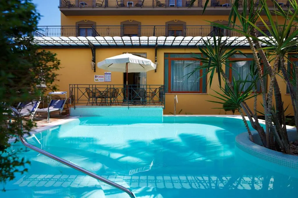 Pool, Zi' Teresa, Naples