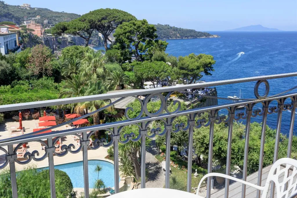 Double or Twin DELUXE SEA VIEW WITH BALCONY Room, Grand Hotel Ambasciatori, Naples