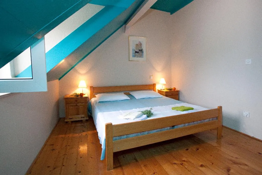 Room, House Tea, Split