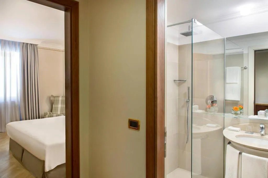 Room, Renaissance Naples Mediterraneo, Naples