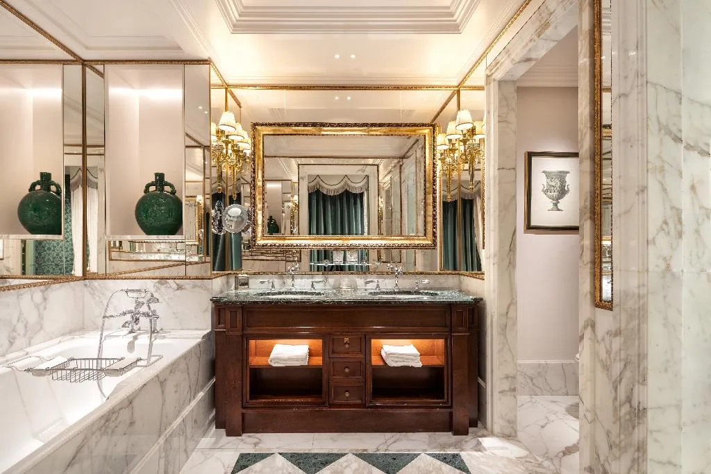 SUITE KING SIZE BED Room, Four Seasons Hotel Firenze, Florence