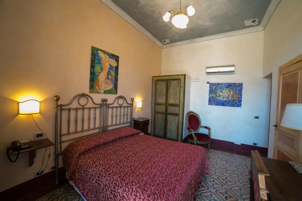 DOUBLE CLASSIC QUEEN BED Room, Charme Henry S House, Catania