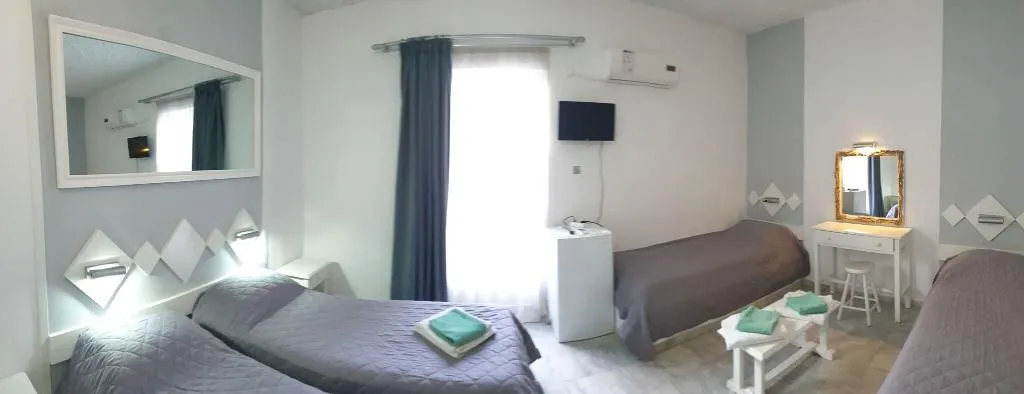QUADRUPLE MOUNTAIN VIEW Room, Porto Castello, Santorini