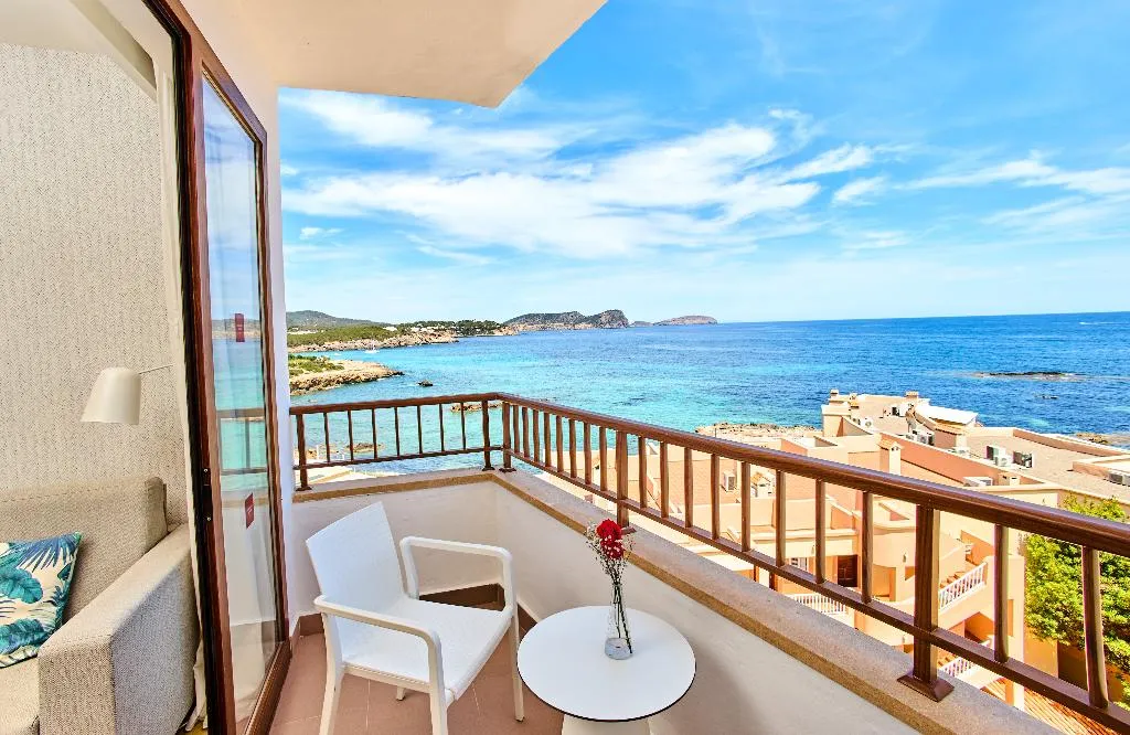 QUADRUPLE DELUXE SEA VIEW Room, Leonardo Royal & Suites hotel Ibiza Santa Eulalia, Ibiza