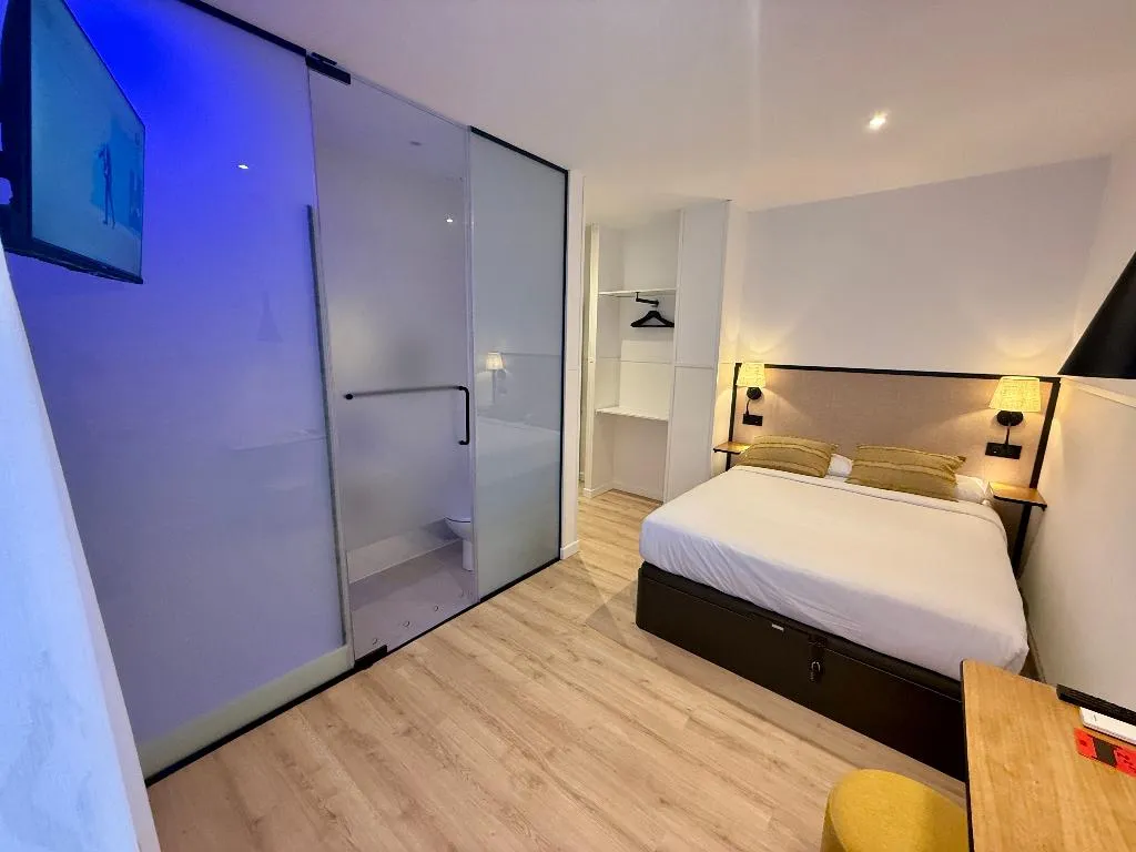 DOUBLE WITH BALCONY WITH VIEWS Room, Mucho Madrid, Madrid