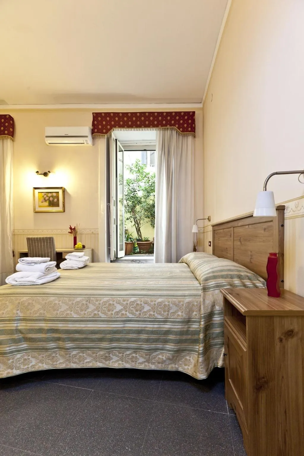 Room, Medinaples, Naples