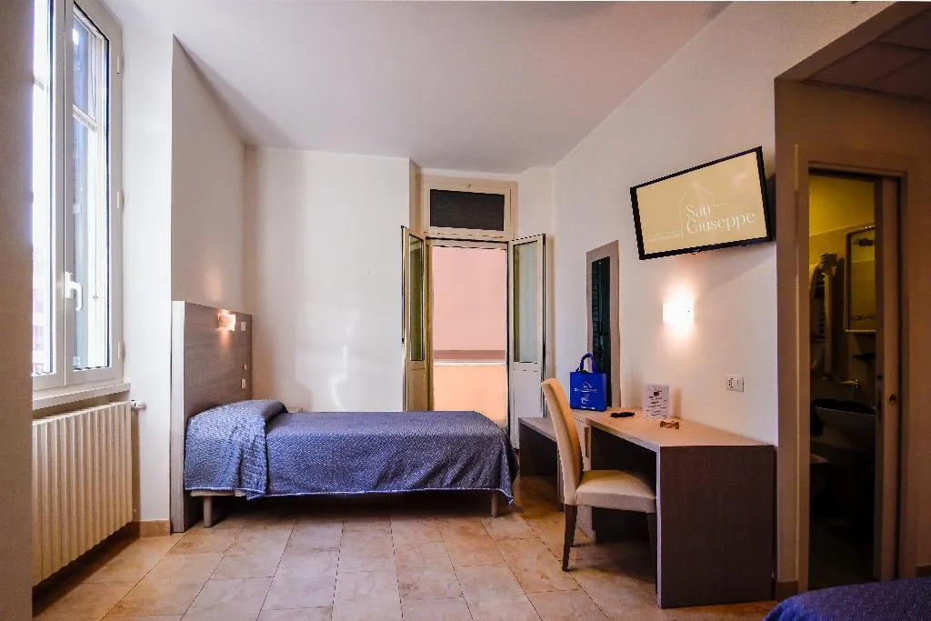 TRIPLE BASIC Room, Casa San Giuseppe (Roma San Giovanni), Naples