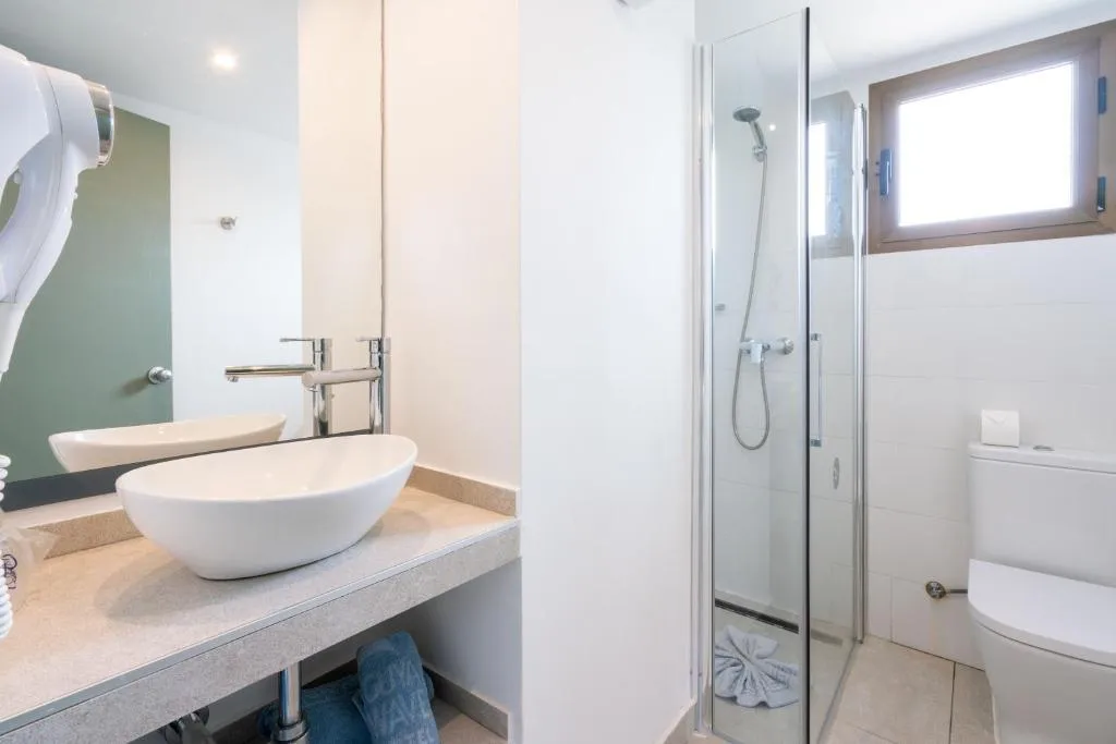Double or Twin SUPERIOR CAPACITY 3 Room, Guya Wave, Majorca
