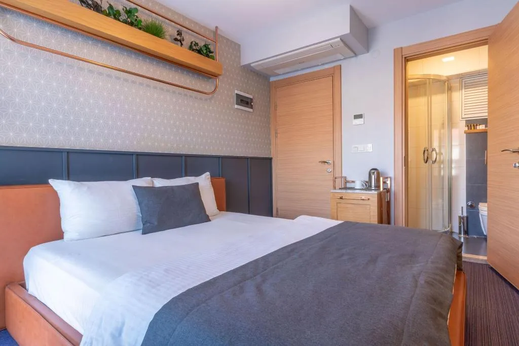 Room, Viva La Vita, Izmir