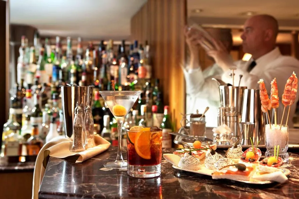 Bar, Cavour, Milan