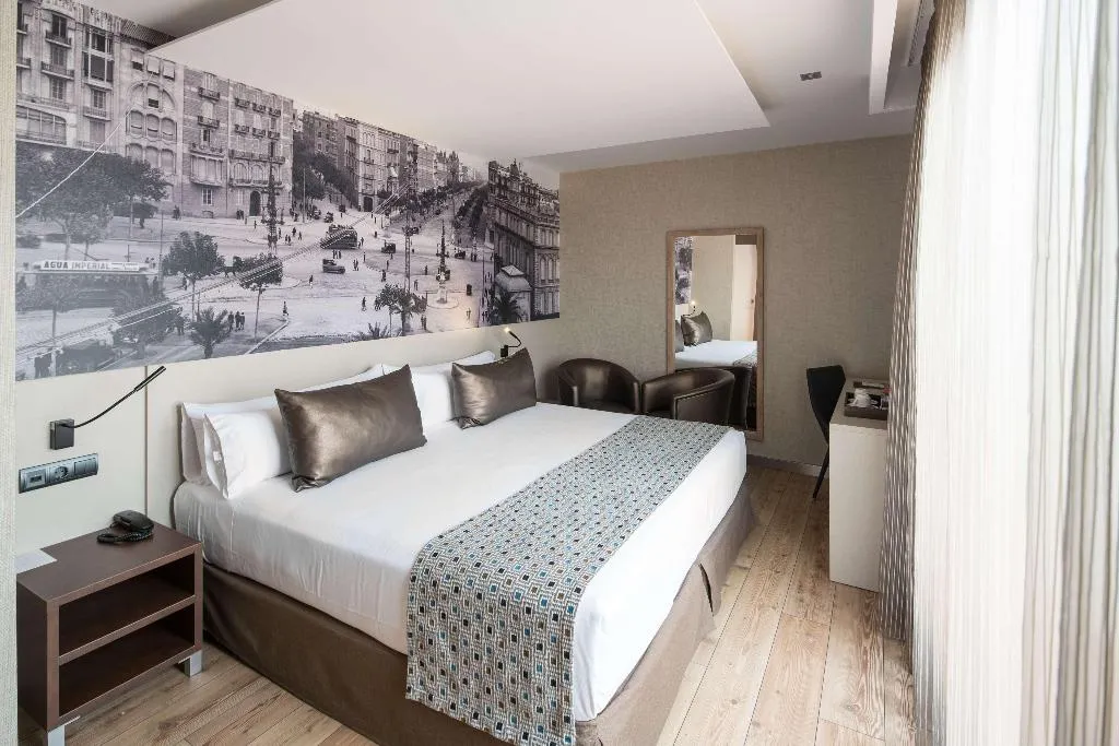 Room, Catalonia Born, Barcelona