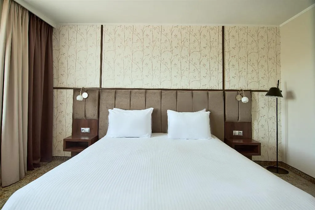 JUNIOR SUITE KING SIZE BED Room, Metropolo By Golden Tulip, Krakow