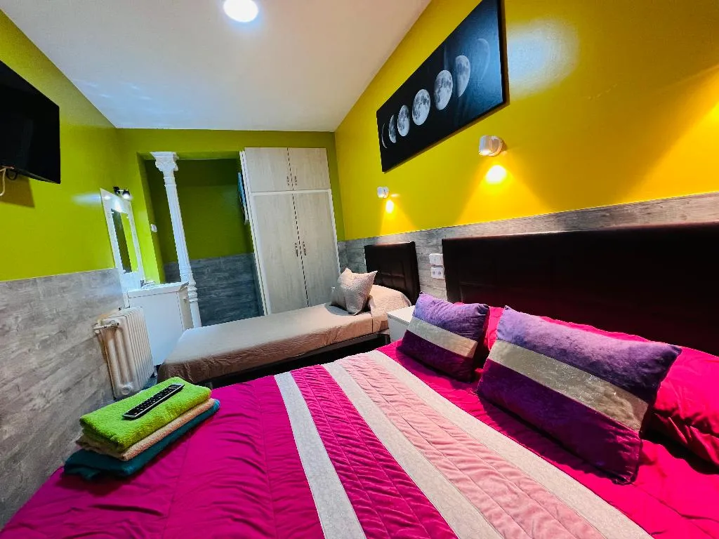 TRIPLE WITH SHARED BATHROOM Room, Hostal Numancia, Madrid