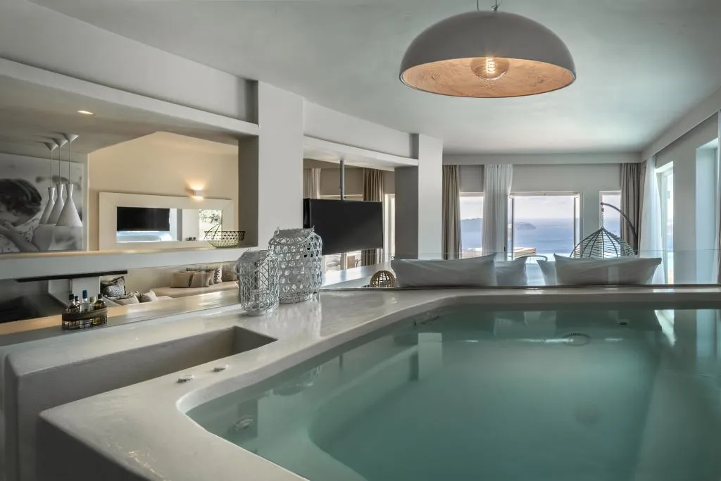 SUITE WITH PRIVATE POOL Room, West East Suites, Santorini