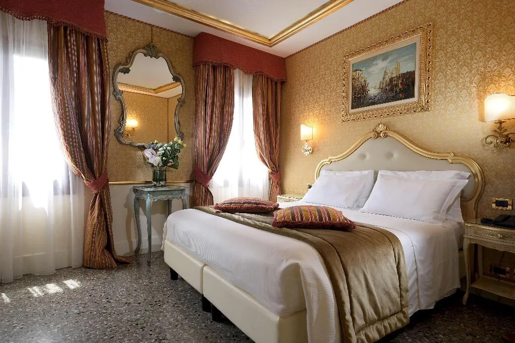 Room QUEEN SIZE BED Room, Hotel Olimpia Venice, BW Signature Collection, Venice