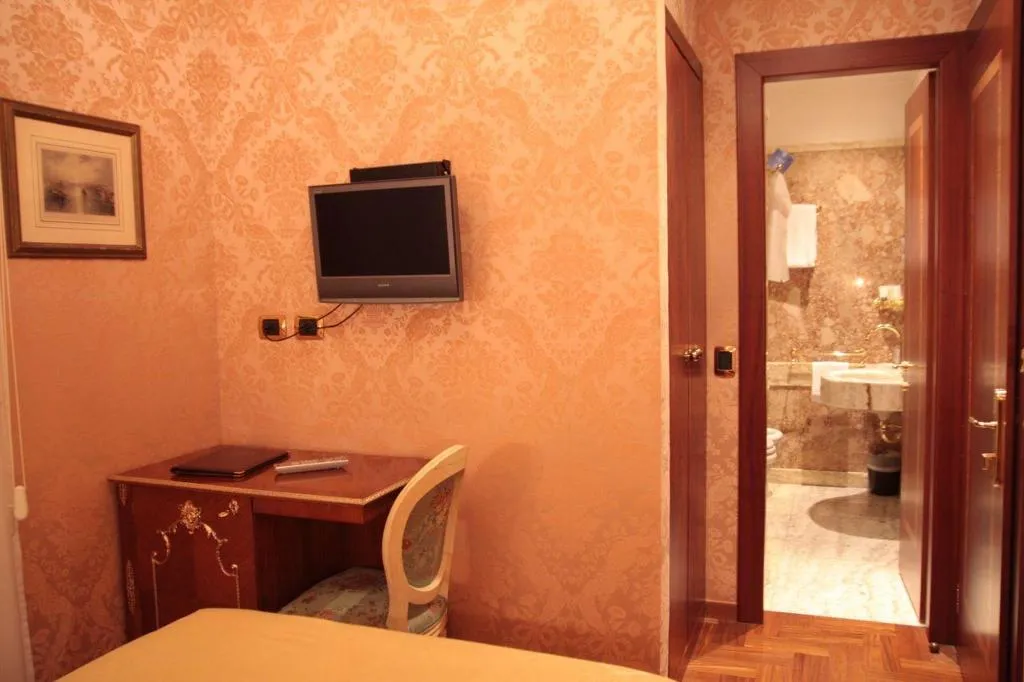 SINGLE CLASSIC Room, Turner, Rome