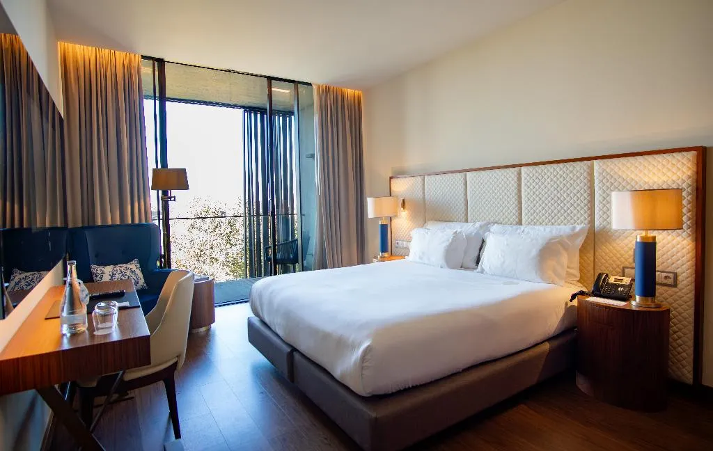 DOUBLE SUPERIOR KING BED Room, Boeira Garden Hotel Porto Gaia, Curio Collection, Porto