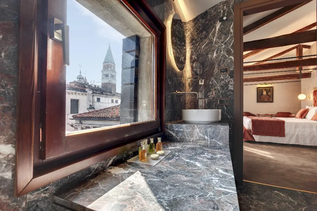 JUNIOR SUITE STANDARD Room, Dona Palace, Venice