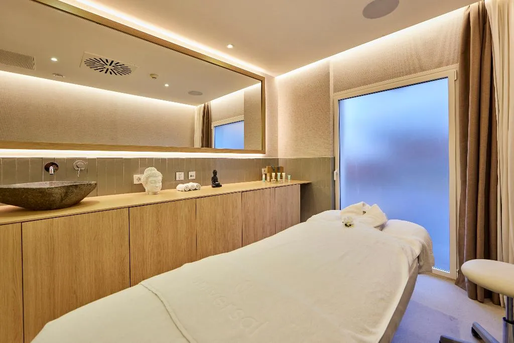 Sports and Entertainment, Universal Hotel Aquamarin, Majorca